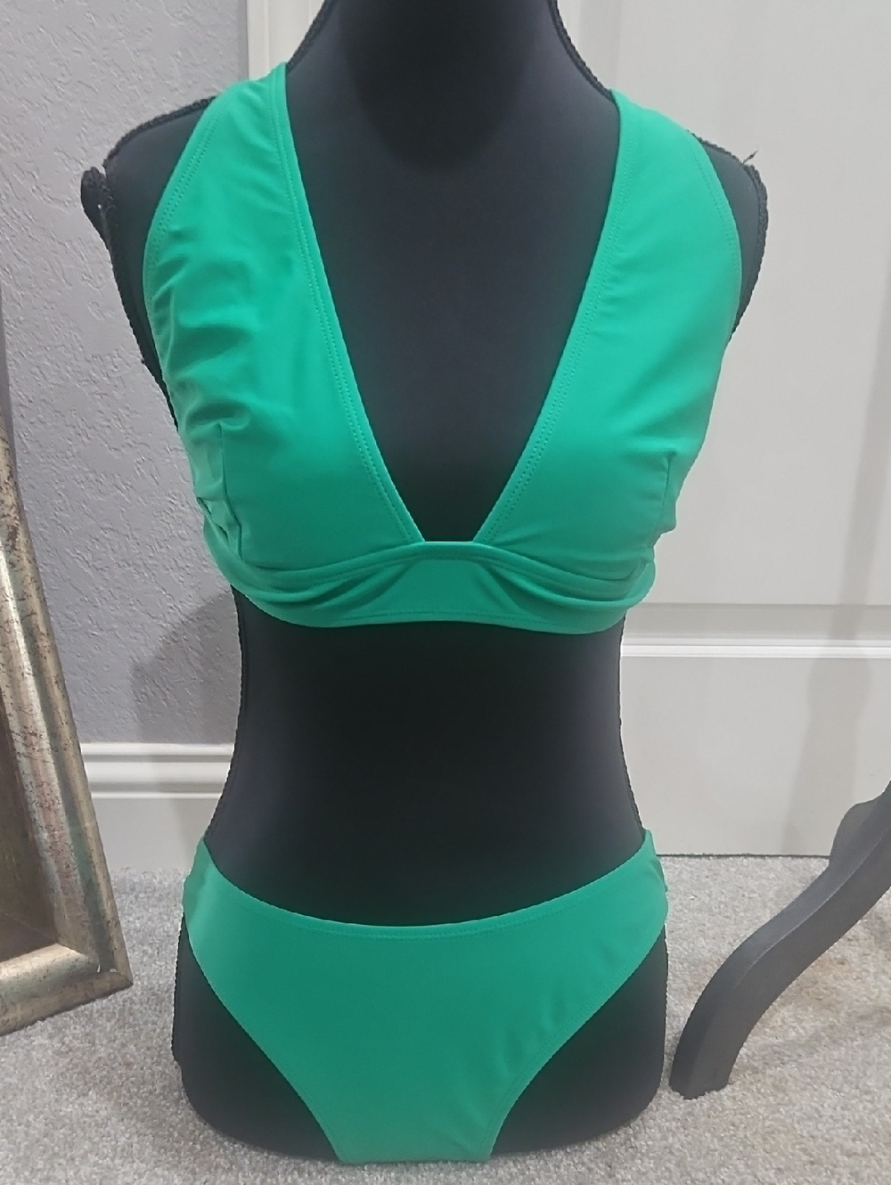 Women’s Green V-Neck Bikini Set - Classic Two-Piece Swimwear